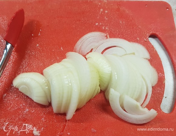 Лук почистить и нарезать полукольцами.