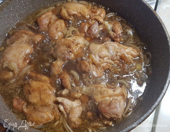 Подавать с картофельным пюре или рисом.