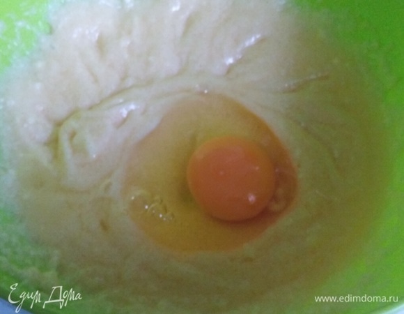 Вбить второе яйцо. Взбить массу до однородности.