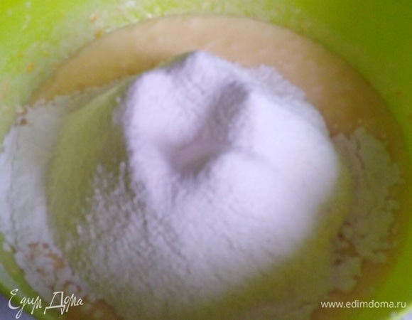 Добавить просеянную муку с содой и разрыхлителем.