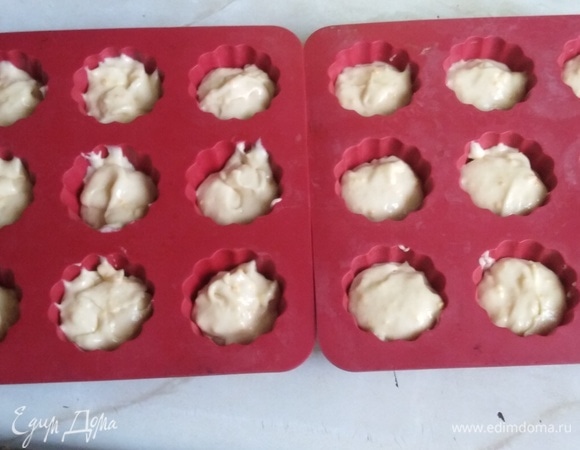 Разложить тесто по силиконовым формам, заполняя их на 3/4 от объема.