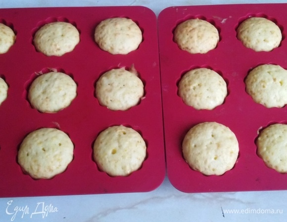 Поставить в заранее разогретую духовку. Выпекать при 180°C 25–30 минут.