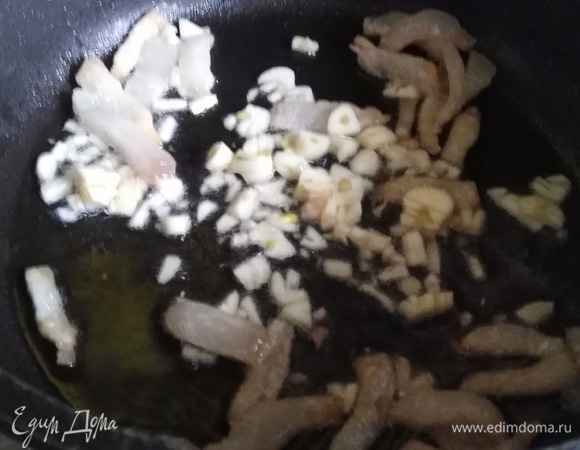 Добавить нарезанный чеснок. Перемешать.