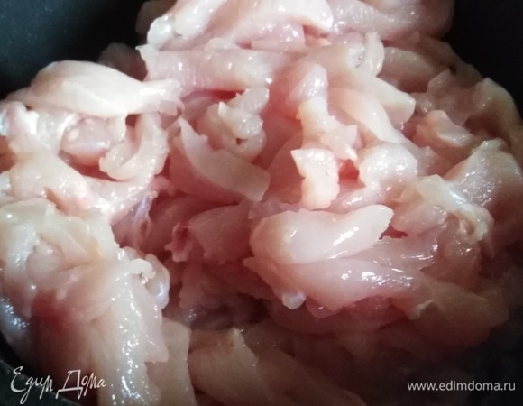 Выложить нарезанную соломкой куриную грудку.