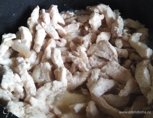 Жарить на сильном огне, помешивая, до изменения цвета мяса. Добавить перец.