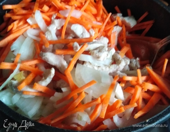 Засыпать нарезанный полукольцами лук и нарезанную соломкой морковь.