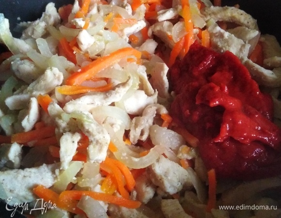 Жарить, помешивая, до изменения цвета моркови. Добавить томатную пасту и сахар. Обжаривать в течение 3–5 минут, помешивая.