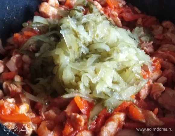 Добавить натертые на крупной терке огурцы. Жарить, помешивая, в течение 7–10 минут.