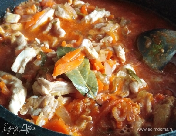 Влить воду. Добавить лавровый лист и соль. Убавить огонь на половину.