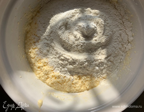 Влить молоко, размешать. Затем ввести муку и разрыхлитель.