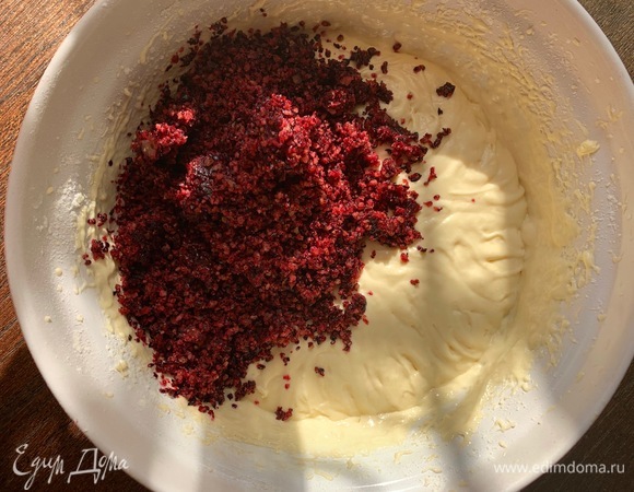 Смородину пробить блендером (у меня замороженная). В сезон берите свежую.