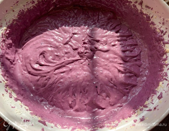 Хорошо все взбить, добавить ликеры. Вкус и цвет уже очень аппетитны!