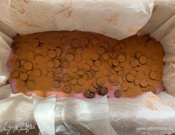 Припудрить корицей (у меня чистая, без сахара). Если вы любите очень сладкие кексы, добавьте сахар. Выпекать примерно час. Результат готовности зависит от возможностей вашей духовки. Посматривайте.