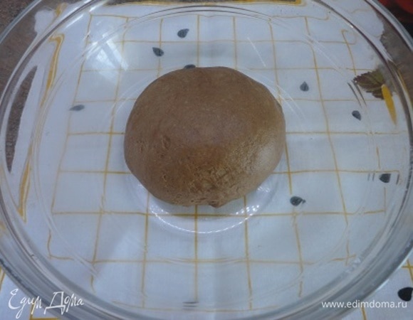 Одну часть смешиваем с какао. Оставляем все тесто в теплом месте для подъема.