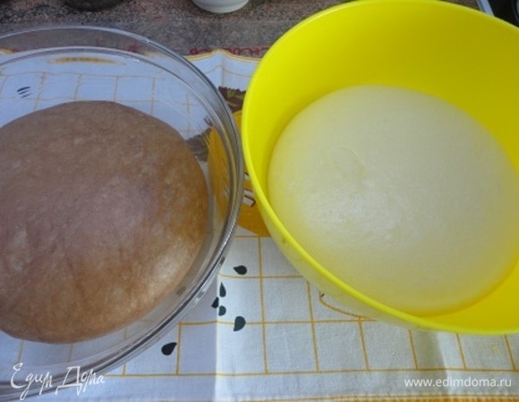 Каждую часть увеличившегося в два раза теста делим еще раз пополам, чтобы приготовить два рулета с разными начинками.