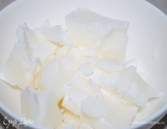 Кокосовое масло растопите удобным для вас способом (я разогрела в микроволновой печи).