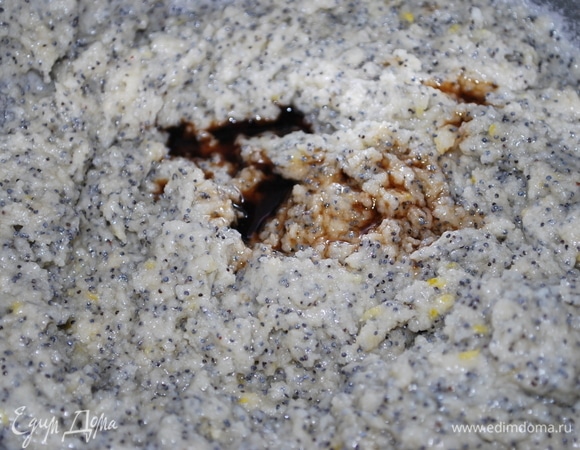 К сухой смести добавьте растопленное кокосовое масло, ванильный сироп, лимонный сок и холодный черный чай (70 г). Тесто хорошо перемешайте.