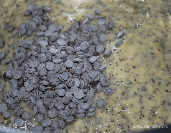 В самом конце добавьте шоколад. Тесто готово.