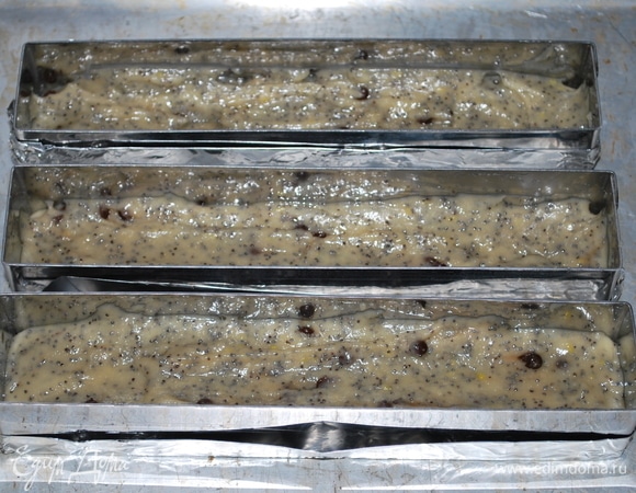 Выпекайте кекс в разогретой духовке при 170°C до готовности. Я выпекала в формах 20х4 см примерно 30–35 минут.