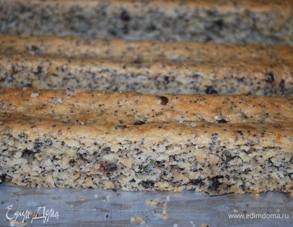 Готовые кексы покройте глазурью. Сахарную пудру смешайте с лимонным соком и нанесите глазурь на кекс.