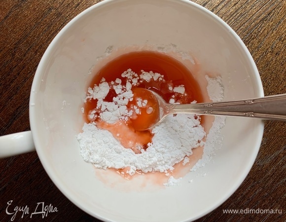 Приготовим глазурь. Сахарную пудру хорошо перемешать с любым ликером. У меня — черешня.