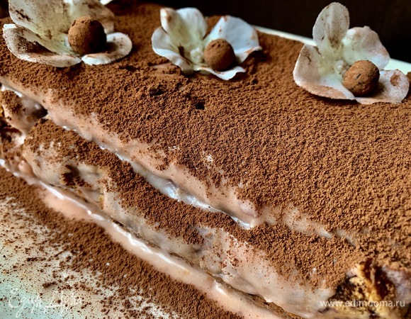 Глазурь напитало какао, и верхушка кекса получилась шоколадно-кремовой.