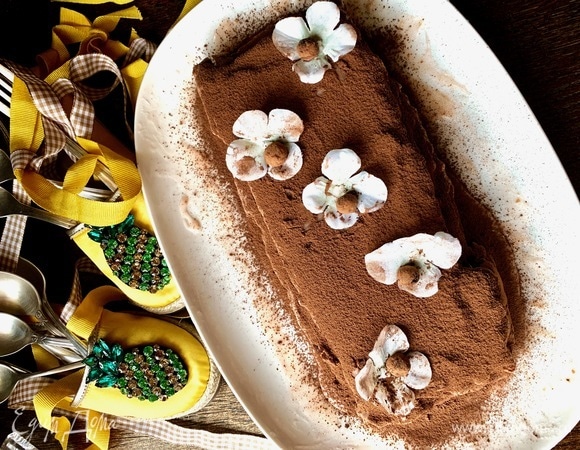 «Продолжительность жизни» кекса очень кратковременна. Если вам удастся сохранить его и поставить в холодильник на пару часов, это будет практически торт, шоколадно-ягодный с ликерной пропиткой. Чем-то похож на брауни по текстуре. В только что испеченном виде кекс нежный и очень мягкий. Можно подавать с ванильным мороженым и чашкой кофе!