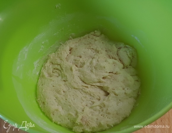 Для опары в теплом молоке развести дрожжи. Всыпать муку и перемешать. Поставить на подъем на 4 часа в теплое место. На фото опара через 4 часа.