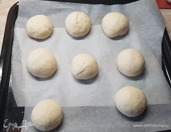 Когда тесто увеличится в два раза, разделить его на 8 частей. Из каждой части сформировать шарик. Накрыть их полотенцем и оставить на 30 минут.