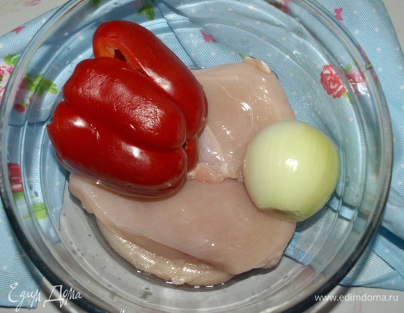 У сладкого перца удалить плодоножку, очистить от перегородок. Лук очистить. Куриное филе промыть и обсушить бумажными полотенцами.