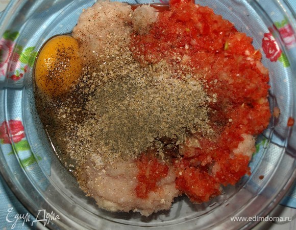 Все измельчаем в блендере или пропускаем через мясорубку. Добавляем отруби, куриное яйцо, соль и перец (по вкусу). Все хорошо перемешиваем. Даем постоять 10 минут.