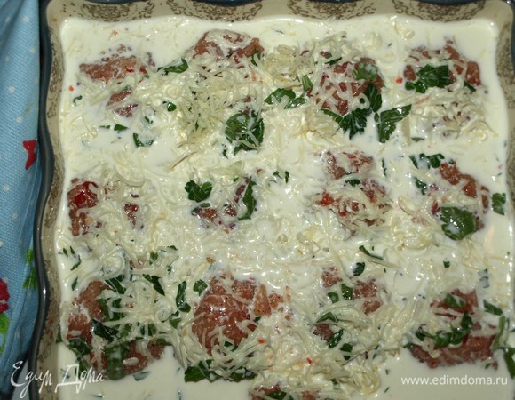 Заливаем сливками 10 %. И отправляем в заранее разогретую до 180ºС духовку на 40 минут.