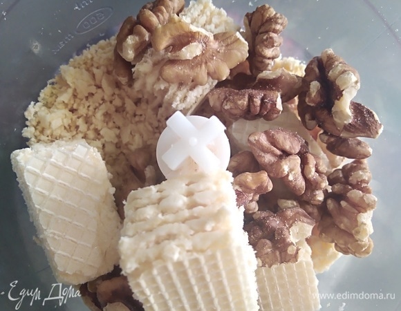 Измельчить в комбайне вафли и орехи.