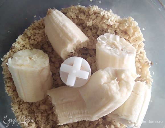 Добавить банан и пробить еще раз. Перемешать силиконовой лопаткой. Переложить в контейнер и поставить в морозилку на 10 минут.