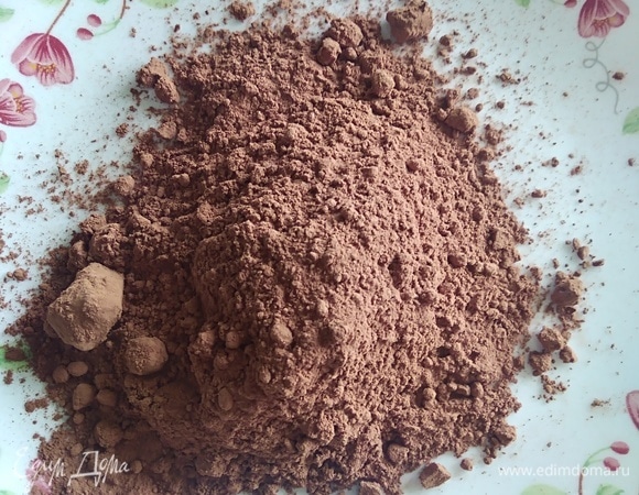 Из массы скатать шарики и обвалять их в какао. Количество конфет зависит от размера шариков. У меня 15 штук вышло. Убрать в холодильник на час. Можно заморозить.