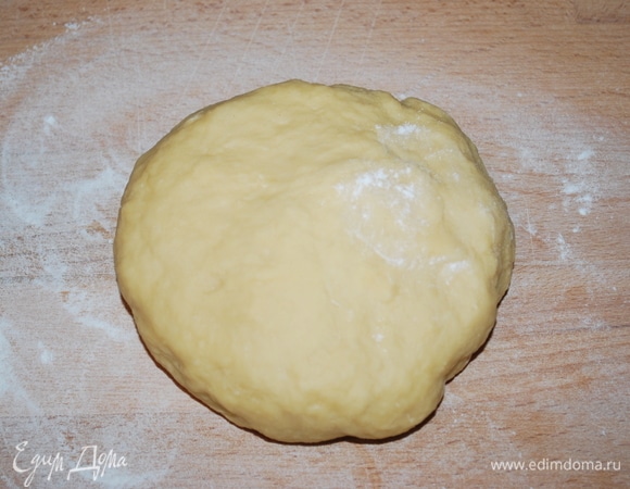 Сделайте тесто для пасты из муки, соли и яиц. Дайте ему 20 минут отдохнуть.<br />
Из получившегося количества теста я взяла 200 г для приготовления блюда.