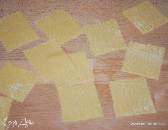 Разрежьте его на квадраты, примерно 2х2 см. Я сделала квадратную пасту квадруччи.