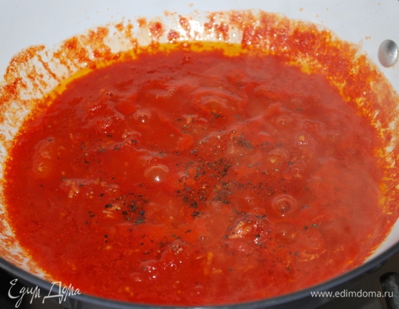 Нагрейте сковороду с оливковым маслом, добавьте мелко нарезанный чеснок и обжаривайте его минуту. Добавьте помидоры в собственном соку без кожуры и белое вино, все прогрейте в течение трех минут. Добавьте черный перец по вкусу (я добавила еще немного сахара, а соль не добавляла, потому что паста отваривается в подсоленной воде, а мидии дают соленость).