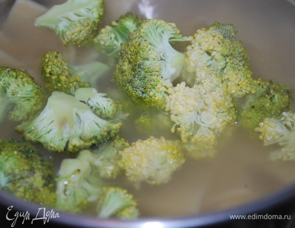 Пока соус готовится, отварите свежую пасту в кипящей подсоленной воде до состояния аль денте. За минуту до готовности пасты добавьте соцветия брокколи. После чего откиньте все на дуршлаг.