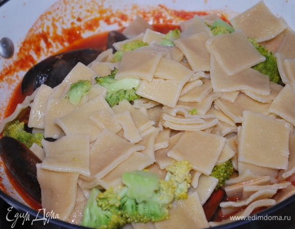 К готовому соусу добавьте пасту с брокколи и свежий базилик.