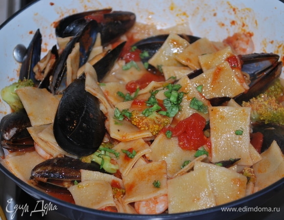 Все хорошо перемешайте и сразу подавайте к столу.