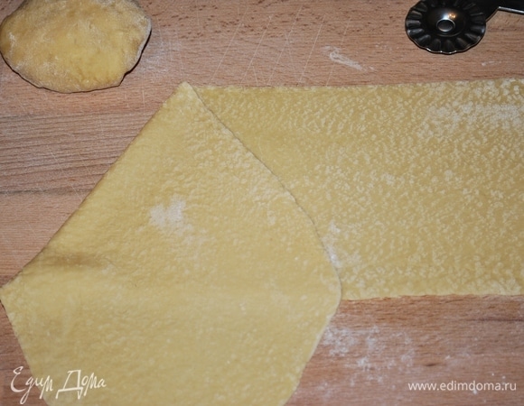 Раскатайте тесто.