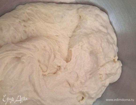 Через 12 часов выкладываем тесто в чашу для миксера, добавляем 150 мл воды и 150 г муки. Вымешиваем на большой скорости 15 минут так, чтобы на крючке миксера образовался шарик, а стенки миксера были максимально чистыми. Вы удивитесь, но чаша миксера станет горячей. Оставляем тесто в чаше, накрываем и даем постоять часа 2–3.