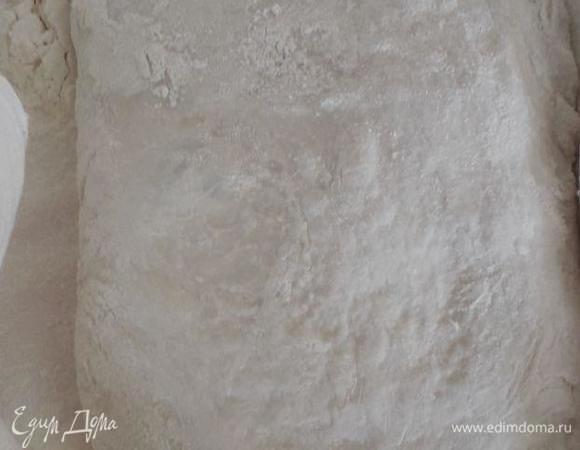 Перекладываем тесто на ткань, щедро припыленную мукой. Нож или скребок посыпаем мукой, разделяем тесто на 2 части (можно на 4 маленькие). Для каждой части на скатерти формируем «колыбельку» и выкладываем тесто. Накрываем и даем постоять минут 20–30.