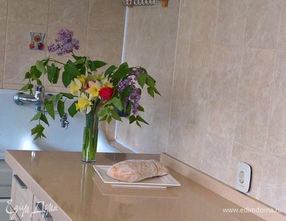 Пока чиабатты расстаиваются, нагреваем духовку вместе с противнем до 250°C. Один противень для запекания чиабатты, второй — для создания пара внутри духовки (желательно, чтобы он тоже был большим). Чиабатту аккуратно перекладываем на противень (мой противень позволяет выпекать чиабатту без пергамента), той стороной, которая лежала на полотенце. Важно! Помните о температурных нюансах своей духовки!