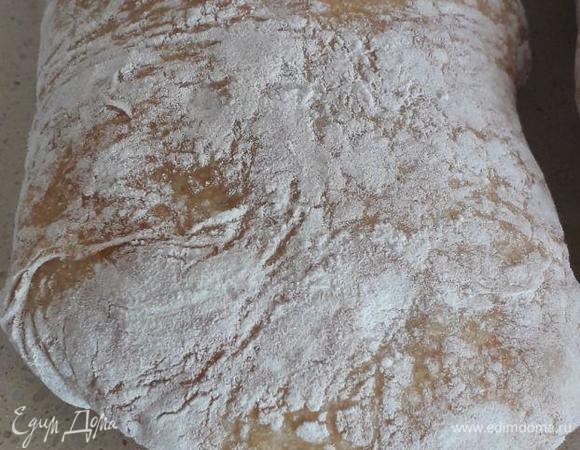 На основном противне выпекаем чиабатту примерно 30–40 минут. Готовность проверяется постукиванием по твердой корочке.