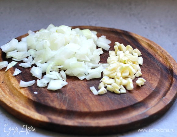 Очистить и мелко нарезать лук и чеснок.