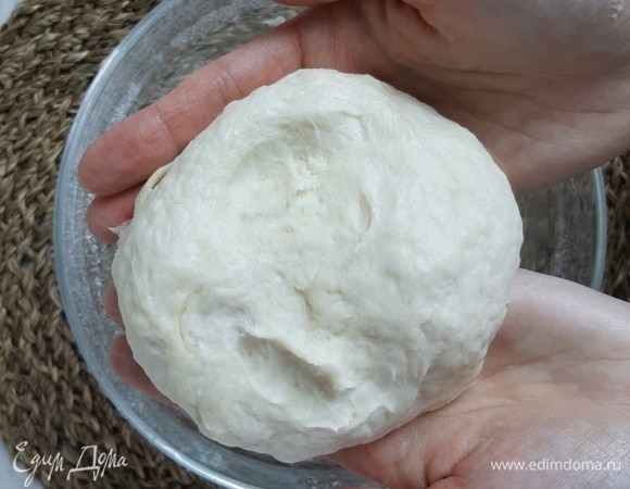 Аккуратно в течение 5 минут вымешиваем тесто. Оно получается очень эластичное и мягкое. Накрываем тесто пленкой и даем отдохнуть 25 минут.