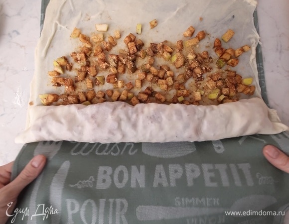 Сворачиваем рулет с помощью полотенца и перекладываем штрудель в смазанную растительным маслом форму.