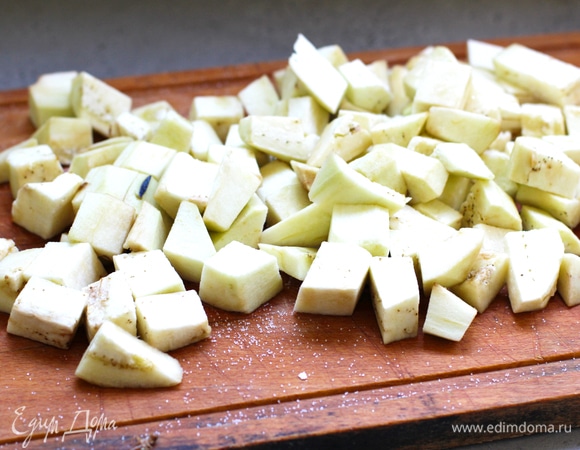 Очистить от кожуры баклажан и нарезать маленькими кубиками. Посыпать солью и отставить. Затем отжать от воды.